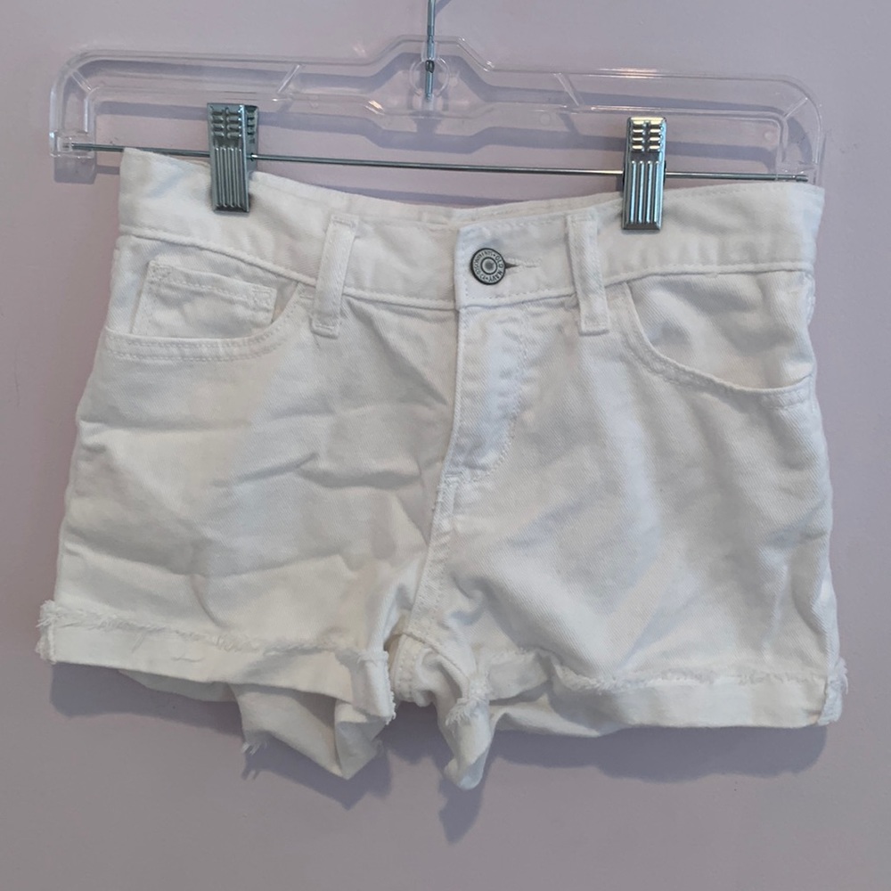 Cute girls white jean shorts!